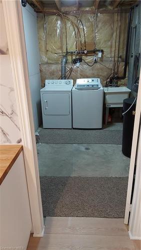 Basement Apartment-41 Limerick Lane, Brantford, ON - Indoor Photo Showing Laundry Room