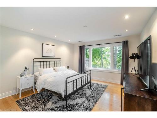 1590 Pinetree Crescent, Mississauga, ON - Indoor Photo Showing Bedroom