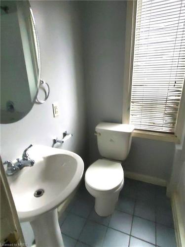 Upper-723 Dufferin Street, Toronto, ON - Indoor Photo Showing Bathroom