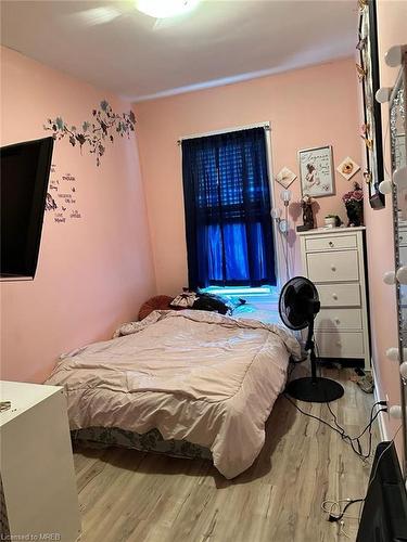 5042 Ontario Avenue, Niagara Falls, ON - Indoor Photo Showing Bedroom