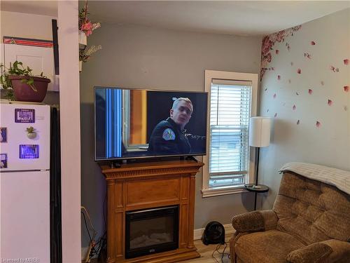 5042 Ontario Avenue, Niagara Falls, ON - Indoor Photo Showing Living Room With Fireplace