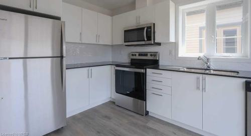 43-205 West Oak Trail, Kitchener, ON - Indoor Photo Showing Kitchen With Stainless Steel Kitchen