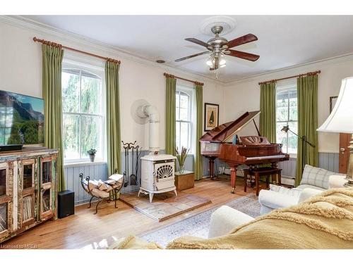 715 Bush Street, Caledon, ON - Indoor Photo Showing Living Room