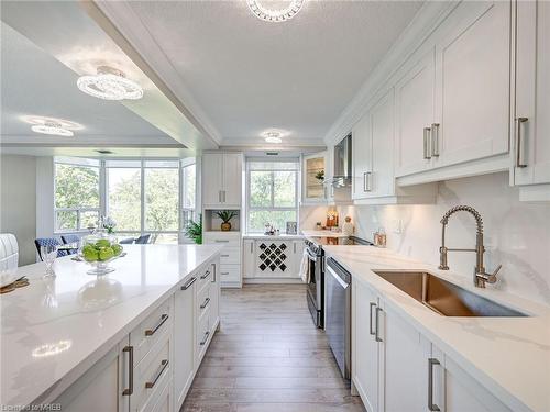 301-5280 Lakeshore Road, Burlington, ON - Indoor Photo Showing Kitchen With Upgraded Kitchen