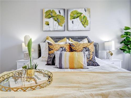 301-5280 Lakeshore Road, Burlington, ON - Indoor Photo Showing Bedroom