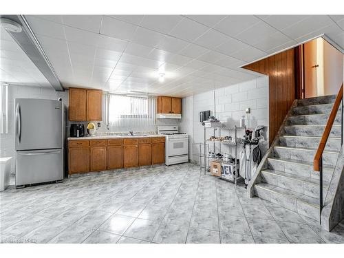 170 Iva Street, Welland, ON - Indoor Photo Showing Kitchen
