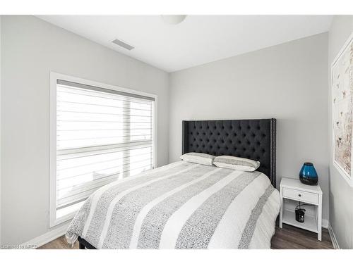 220-102 Grovewood Common, Oakville, ON - Indoor Photo Showing Bedroom