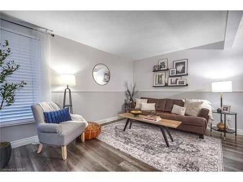 10-2185 Fairchild Boulevard, Burlington, ON - Indoor Photo Showing Living Room