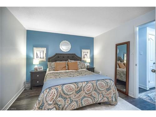 10-2185 Fairchild Boulevard, Burlington, ON - Indoor Photo Showing Bedroom