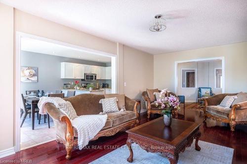 925 Knotty Pine Grove, Mississauga, ON - Indoor Photo Showing Living Room