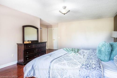 925 Knotty Pine Grove, Mississauga, ON - Indoor Photo Showing Bedroom
