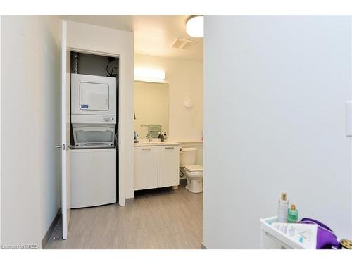204-467 Charlton Avenue East Avenue, Hamilton, ON - Indoor Photo Showing Laundry Room