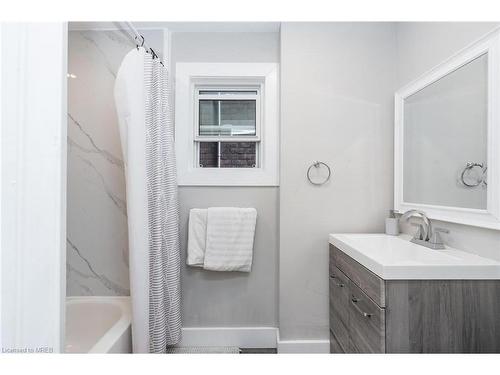 38 Inchbury Street, Hamilton, ON - Indoor Photo Showing Bathroom