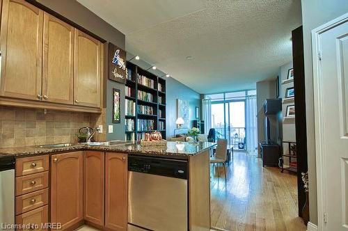 502-80 Absolute Avenue, Mississauga, ON - Indoor Photo Showing Kitchen
