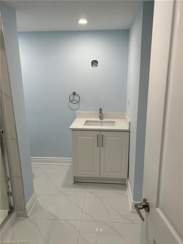 Lower-5930 Ridgecrest Crescent, Mississauga, ON - Indoor Photo Showing Bathroom