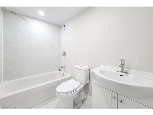81 West 25Th Street, Hamilton, ON - Indoor Photo Showing Bathroom