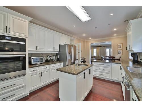 7199 Second Line, Mississauga, ON - Indoor Photo Showing Kitchen With Upgraded Kitchen