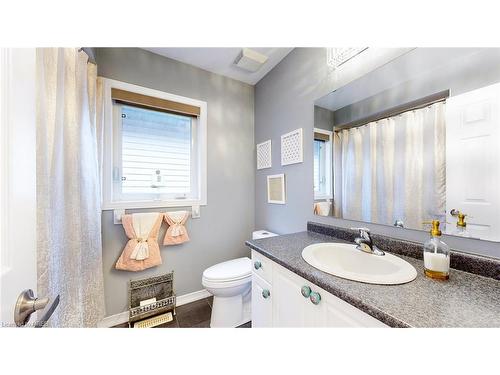 24 Tidemore Heights, Hamilton, ON - Indoor Photo Showing Bathroom