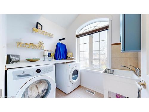 24 Tidemore Heights, Hamilton, ON - Indoor Photo Showing Laundry Room