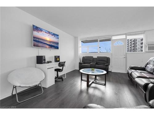 309-215 Glenridge Avenue, St. Catharines, ON - Indoor Photo Showing Living Room