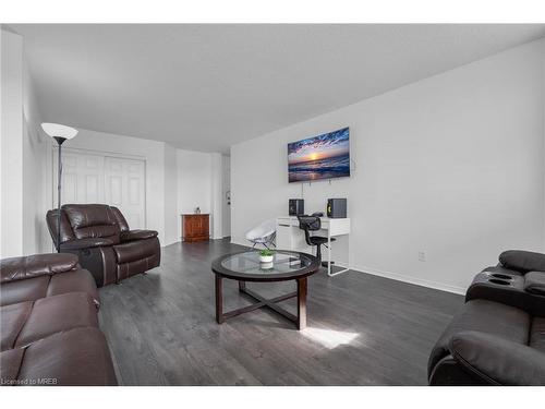 309-215 Glenridge Avenue, St. Catharines, ON - Indoor Photo Showing Living Room
