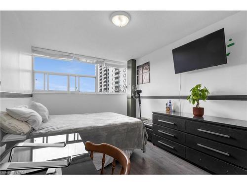 309-215 Glenridge Avenue, St. Catharines, ON - Indoor Photo Showing Bedroom