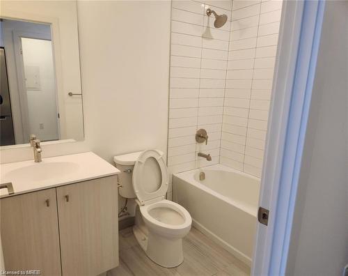 1705-15 Wellington Street S, Kitchener, ON - Indoor Photo Showing Bathroom