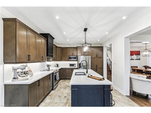 1359 Connaught Terrace W, Milton, ON - Indoor Photo Showing Kitchen With Upgraded Kitchen