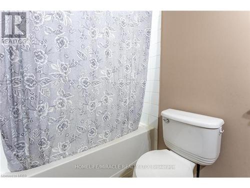 101-8 Harris Street, Cambridge, ON - Indoor Photo Showing Bathroom