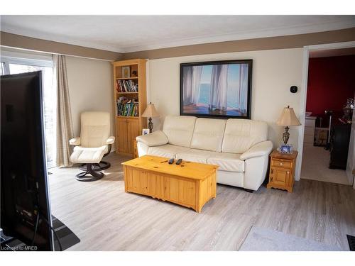 8546 Appleby Line, Milton, ON - Indoor Photo Showing Living Room