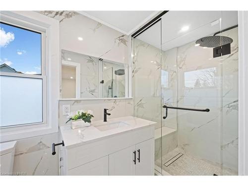 67 East 44Th Street, Hamilton, ON - Indoor Photo Showing Bathroom