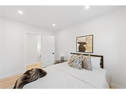67 East 44Th Street, Hamilton, ON - Indoor Photo Showing Bedroom