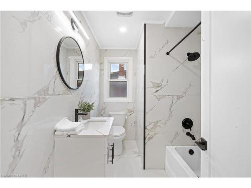 67 East 44Th Street, Hamilton, ON - Indoor Photo Showing Bathroom
