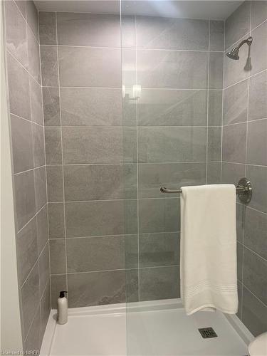 204-19B West Street, Kawartha Lakes, ON - Indoor Photo Showing Bathroom