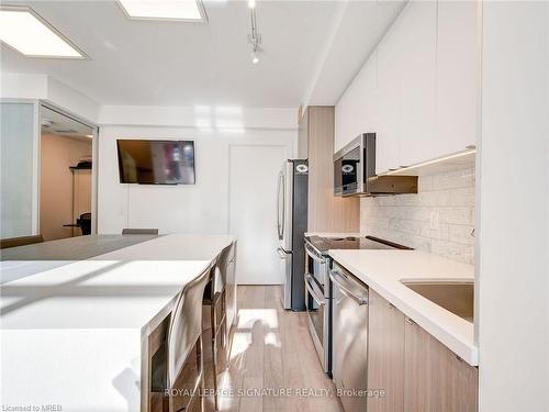 C213-5260 Dundas Street, Burlington, ON - Indoor Photo Showing Kitchen With Stainless Steel Kitchen With Upgraded Kitchen