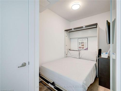 C213-5260 Dundas Street, Burlington, ON - Indoor Photo Showing Bedroom