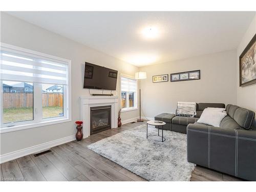 11 Homestead Way, Thorold, ON - Indoor Photo Showing Living Room With Fireplace
