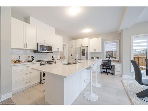 11 Homestead Way, Thorold, ON - Indoor Photo Showing Kitchen With Upgraded Kitchen