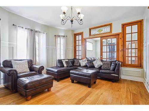 6311 Barker Street, Niagara Falls, ON - Indoor Photo Showing Living Room