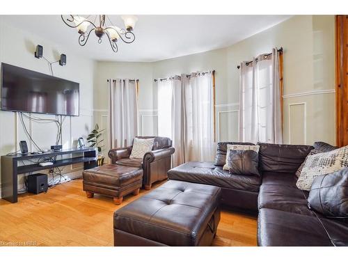 6311 Barker Street, Niagara Falls, ON - Indoor Photo Showing Living Room