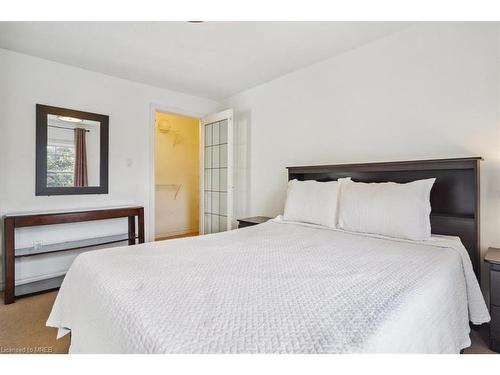 6311 Barker Street, Niagara Falls, ON - Indoor Photo Showing Bedroom