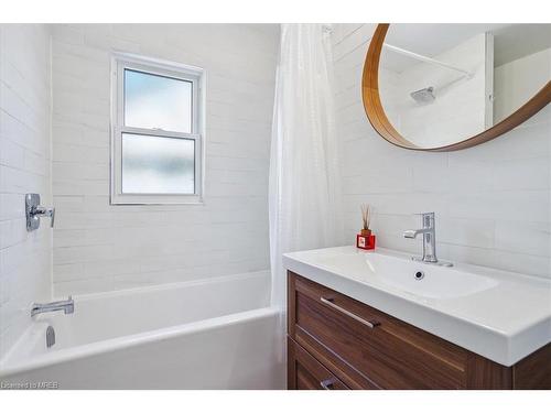 6311 Barker Street, Niagara Falls, ON - Indoor Photo Showing Bathroom