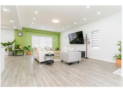 597 Doonwoods Crescent Crescent, Kitchener, ON - Indoor Photo Showing Living Room