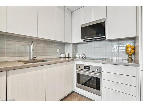 1005-297 Oak Walk Drive, Oakville, ON - Indoor Photo Showing Kitchen With Upgraded Kitchen