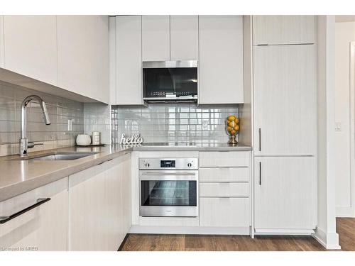 1005-297 Oak Walk Drive, Oakville, ON - Indoor Photo Showing Kitchen With Upgraded Kitchen