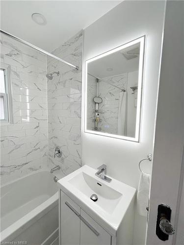 205 Innisfil Street, Barrie, ON - Indoor Photo Showing Bathroom