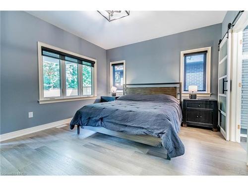 197 Pleasant Avenue N, Fort Erie, ON - Indoor Photo Showing Bedroom