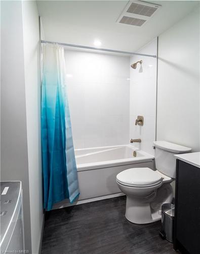 212-1160 Main Street E, Hamilton, ON - Indoor Photo Showing Bathroom