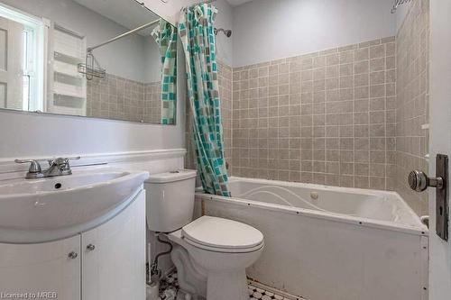 203 Haddon Avenue S, Hamilton, ON - Indoor Photo Showing Bathroom