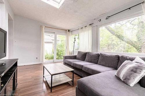 203 Haddon Avenue S, Hamilton, ON - Indoor Photo Showing Living Room